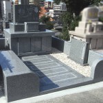 福岡市南区野間の墓地に、お墓や外柵、すべてをインド産アーバングレイ青御影で作成した、シンプルで洋型の素敵なお墓が完成しました。基礎工事から完成まで