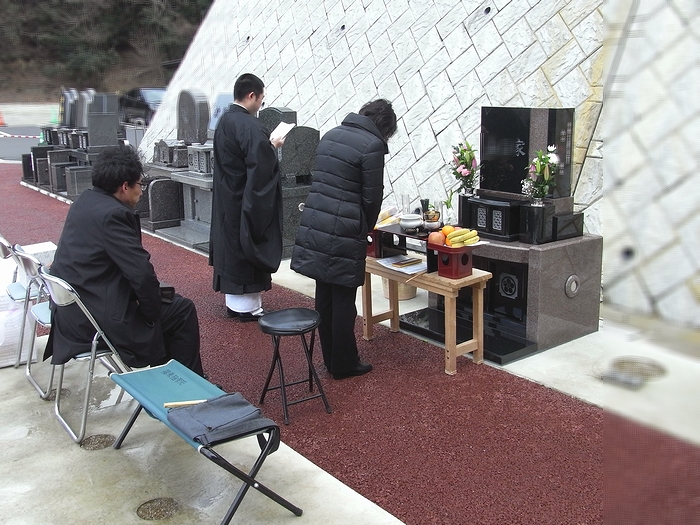 ささぐり極楽霊苑にてコンパクトなデザイン墓石が完成。インドクンナム黒御影と中国マホガニー|平尾石材店