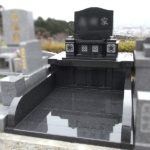 インド産（M-10）黒御影を使用したシンプルなデザインの洋型のお墓が完成いたしました。福岡市営西部霊園にて