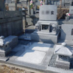 福岡市立三日月山霊園にて、墓前灯篭の新設。昨年お墓を建立いただいたお客様