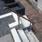 福岡市立平尾霊園にて、入り口階段に安全性の高い手すりを設置しました