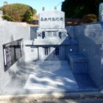 平尾霊園にて、高い壁石を設けたデザインの両家墓への建て替え工事