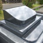 インド産M10・アーバングレーを使用したオリジナルのデザイン墓石を建立！福岡市立平尾霊園