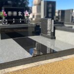 平尾霊園にて、インド産SG2とアーバングレーを組み合わせた、シンプルなデザイン墓石を建立